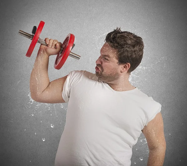 Hombre gordo levantando pesas — Foto de Stock