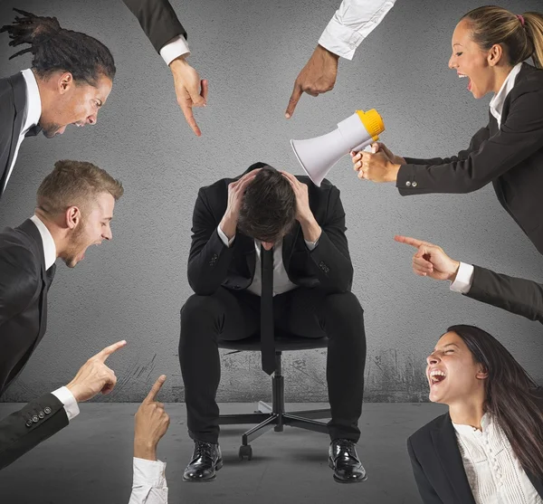 Травят в коллективе. Коллеги рисунок. Моббинг в коллективе. Травят в коллективе. Буллинг на работе картинки.