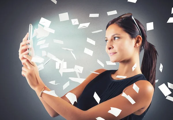 Vrouw met mobiele telefoon — Stockfoto