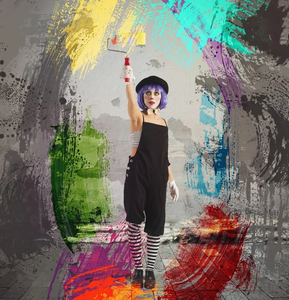 Жінка клоун фарба з роликом — стокове фото