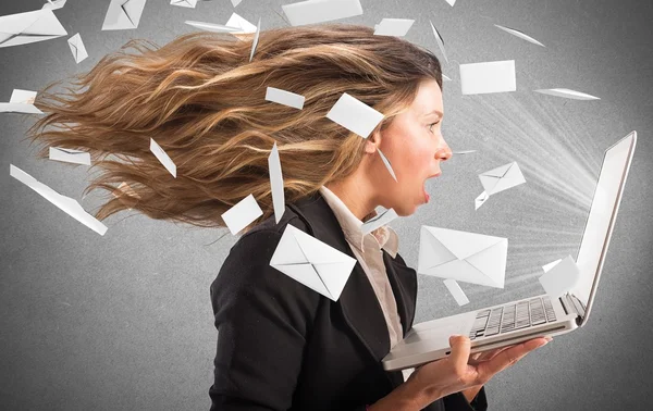 Mädchen mit einem Wind von E-Mail bedeckt — Stockfoto