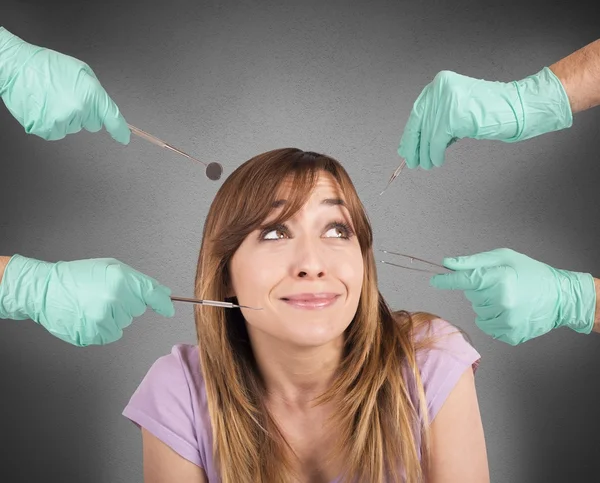 Mulher assustada com ferramentas de dentista — Fotografia de Stock