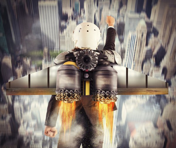 человек летает с мощной турбиной
