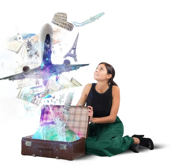 Mulher viajante abre sua mala — Fotografia de Stock