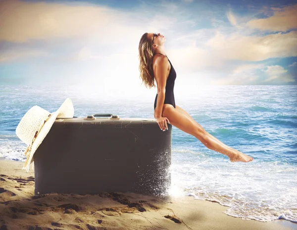 Girl sunbathing  on  suitcase — Stock Photo, Image