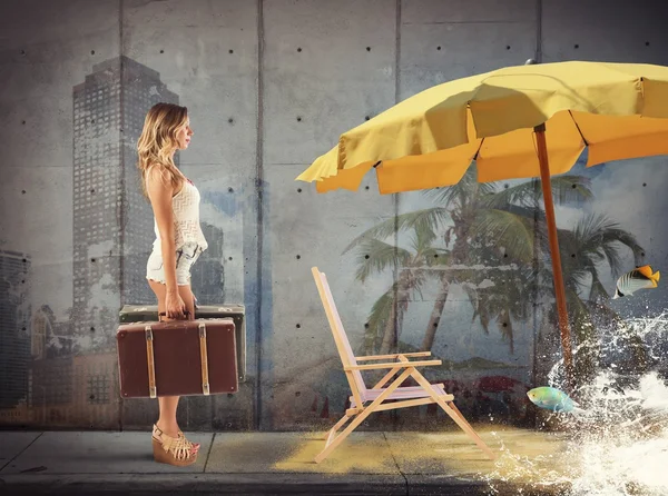 Girl walking toward the sand — Stock Photo, Image