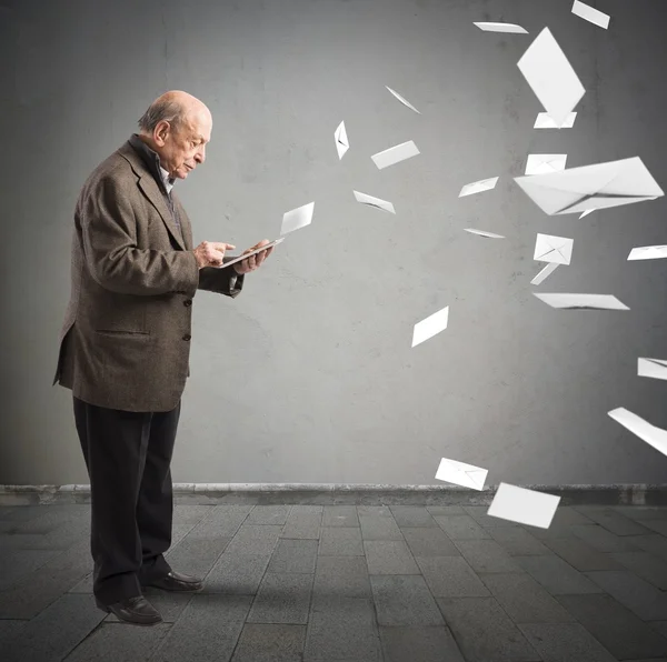 Viejo enviar correo electrónico desde la tableta —  Fotos de Stock