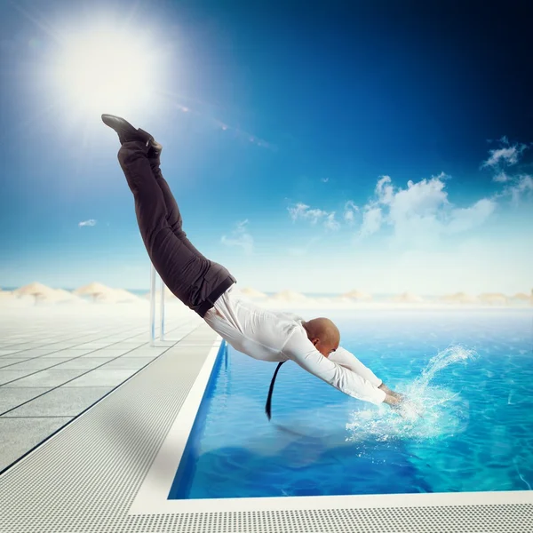 Geschäftsmann stürzt sich ins Schwimmbad — Stockfoto