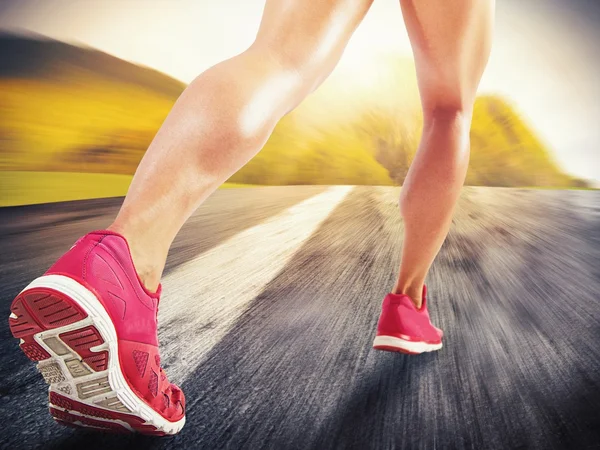 Mujer corriendo sobre asfalto — Foto de Stock