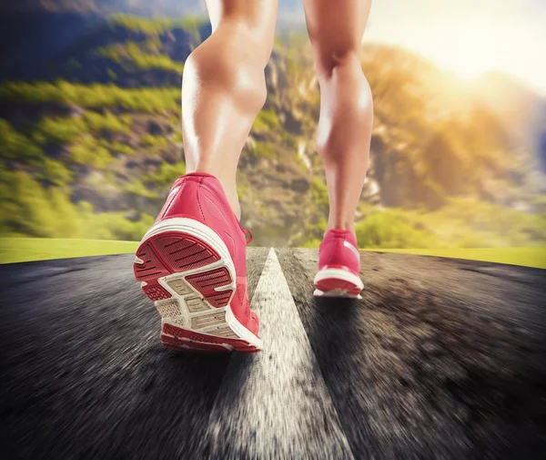 Woman running on asphalt — Stock Photo, Image