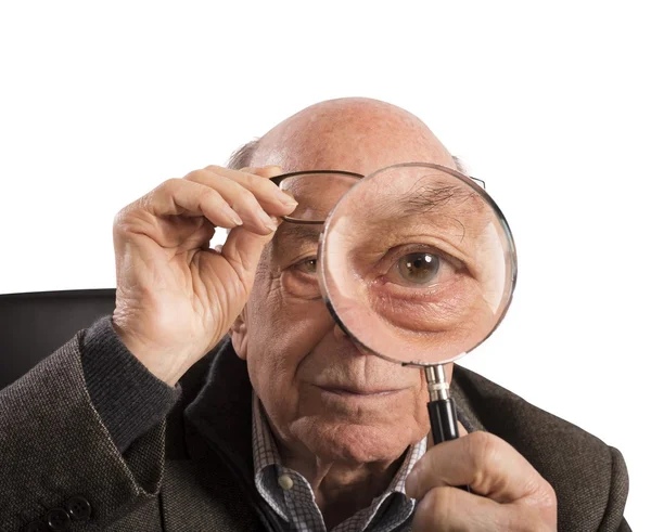 老人用放大镜 — 图库照片