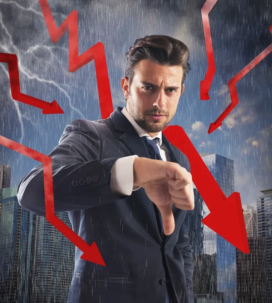 Homme d'affaires avec des flèches rouges orage vers le bas — Photo