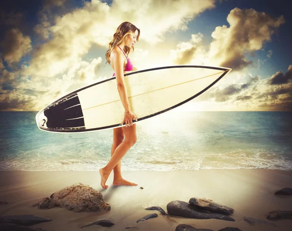 Fille avec planche de surf sur la plage — Photo