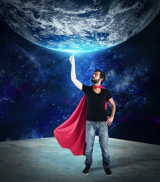 Superhéroe sostiene el mundo — Foto de Stock