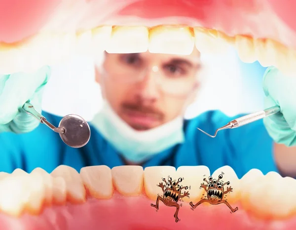 Zahnarzt sieht Keime — Stockfoto