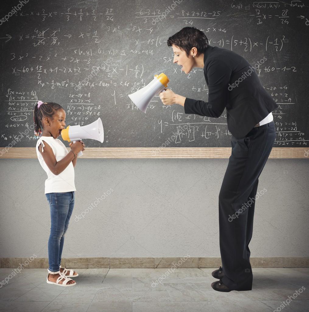 Criança e professor gritando — Foto © alphaspirit #78209644