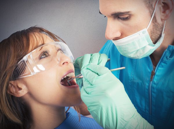 стоматолог чистит зубы
