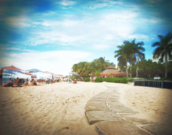Tropischer Strand mit Sonnenschirmen und Liegestühlen — Stockfoto