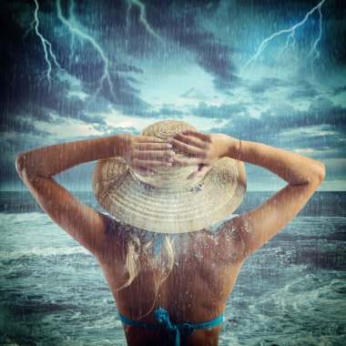 Kız denizde fırtına görünüyor
