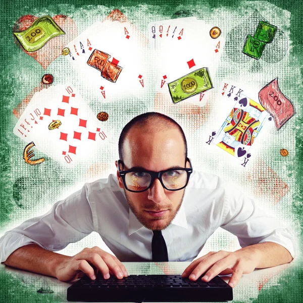 Adam online poker oynuyor — Stok fotoğraf