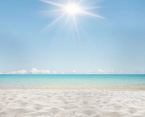 Sable sur la plage et mer claire — Photo