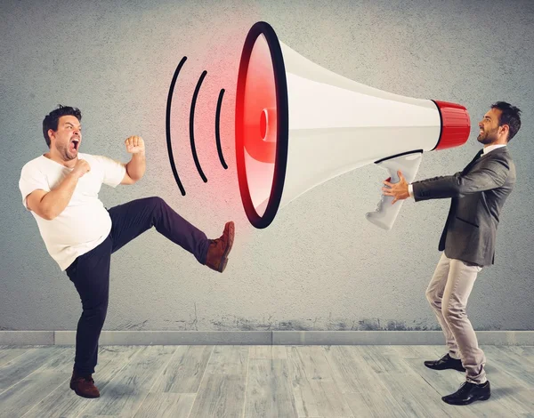 Homem luta para um grande megafone — Fotografia de Stock