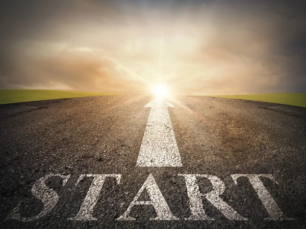 Start way. человек на дороге. человек бежит по дороге. жизненная дорога. включи путь вперед.