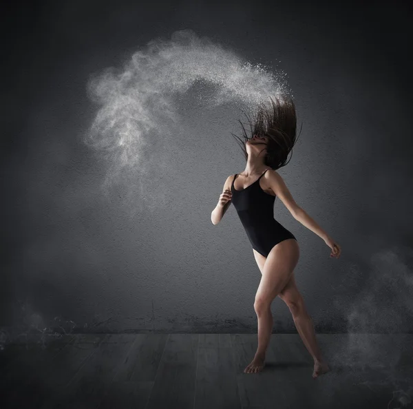 Woman ancer raises dust with hair — Stock Photo, Image