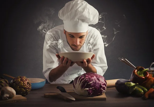 Chef che annusa l'aroma — Foto Stock