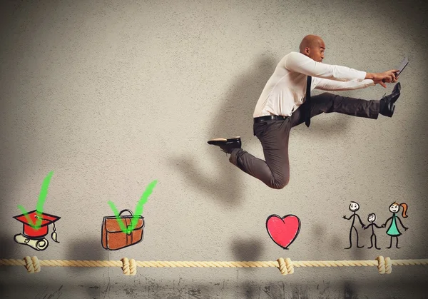 Affärsman hoppar på ett liv rep — Stockfoto