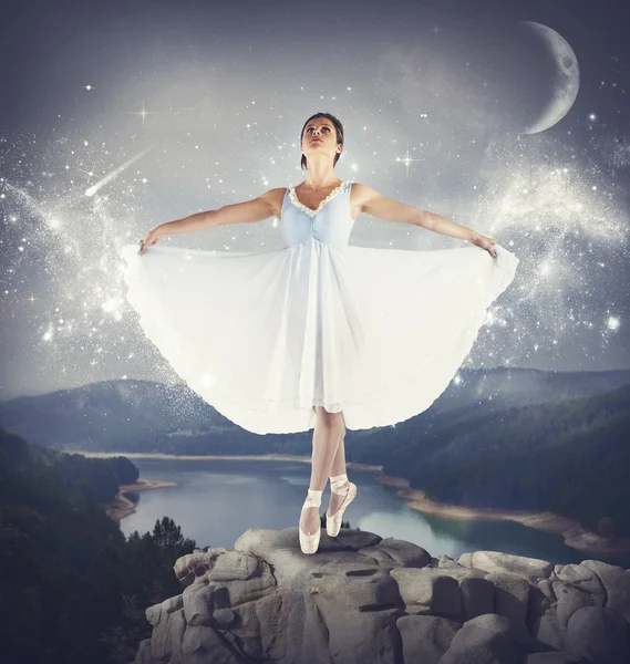 Балерина танцует над скалой — стоковое фото