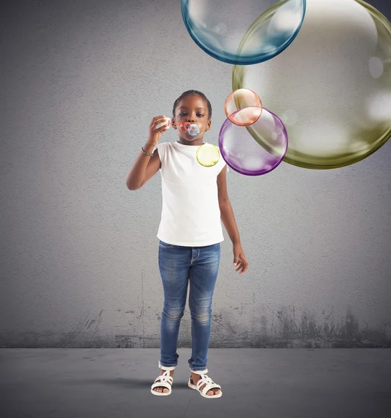 Маленька дівчинка робить мильні бульбашки — стокове фото