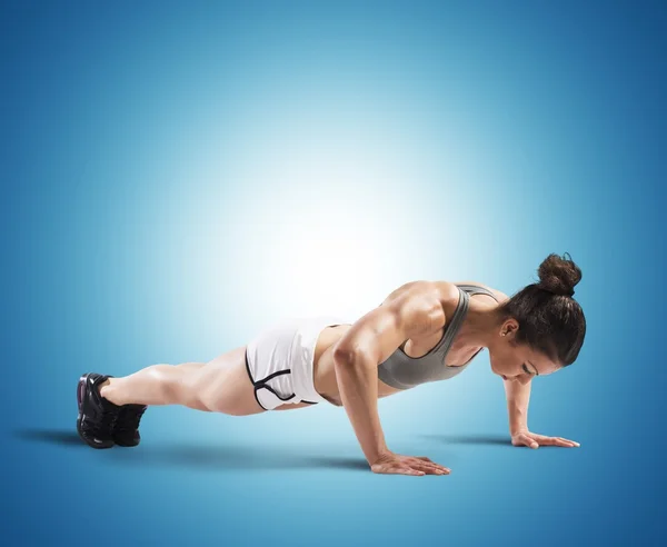 Kvinnan gör push up — Stockfoto