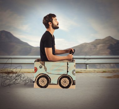 karton arabayı kullanan adam