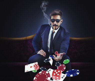 Zengin kumarbaz kartları atar
