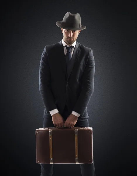 Homme élégant avec valise — Photo