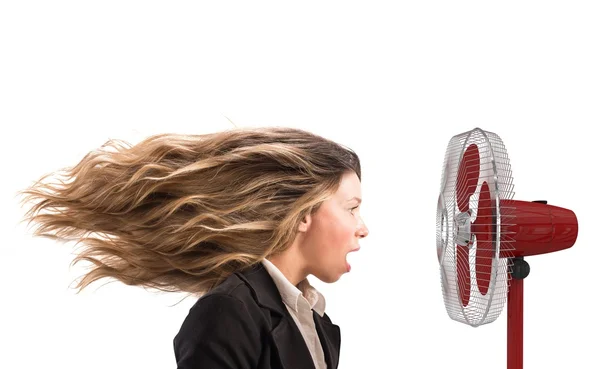 Ventilator beweegt de haren van de vrouw — Stockfoto