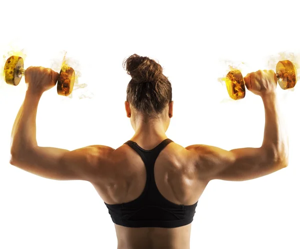 Mulher treinando com halteres — Fotografia de Stock