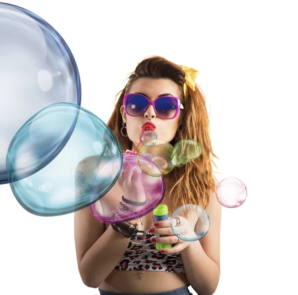 Menina brincando com bolhas coloridas de sabão — Fotografia de Stock