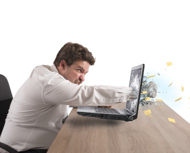 işadamı vermek bir yumruk için dizüstü bilgisayar