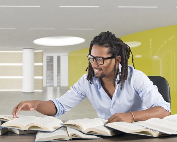 Man reads books — Stock Photo, Image