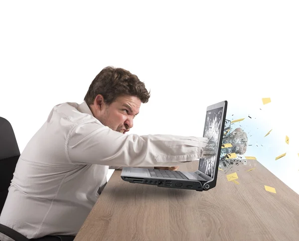 Zakenman geven een punch op een laptopcomputer — Stockfoto