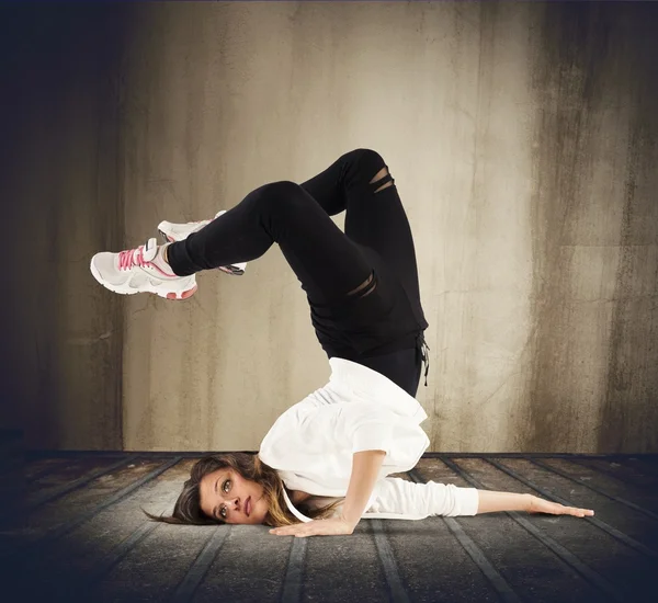 Bailarina ágil en una pose de breakdance — Foto de Stock