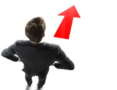 Kırmızı oklu bir iş adamı.