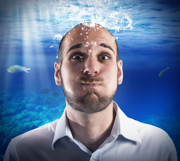Hulpeloos man onder water — Stockfoto