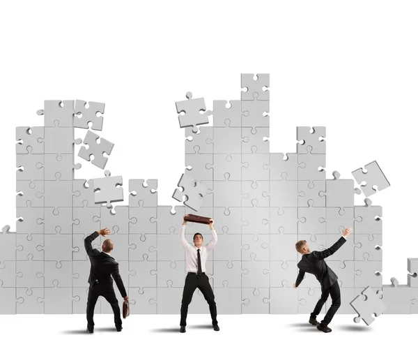 Businessmen are repaired by falling puzzle pieces — Stock Photo, Image