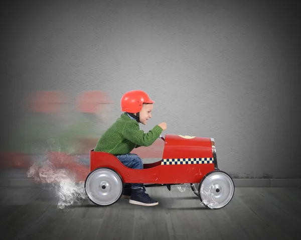 Enfant joue avec la voiture — Photo