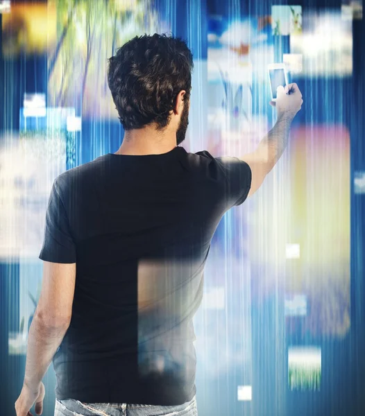 Homem segurando um celular — Fotografia de Stock