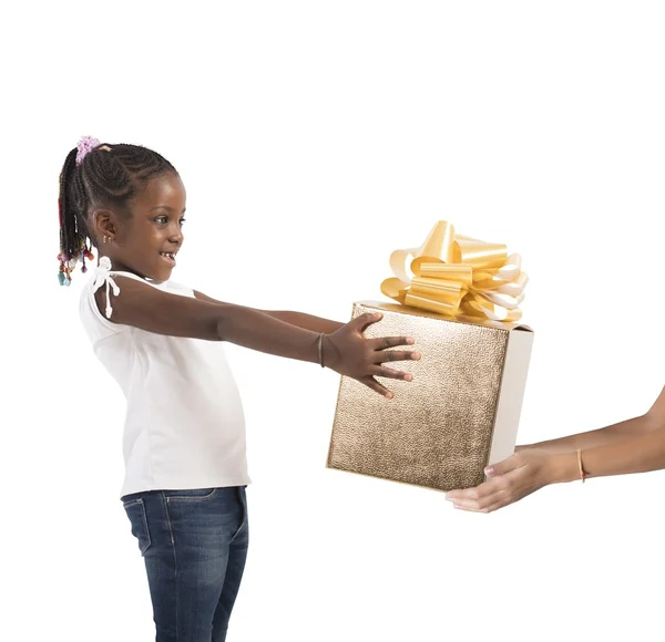 Menina recebe um presente inesperado — Fotografia de Stock