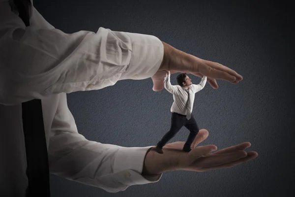 Jefe que aplasta a un pequeño hombre de negocios — Foto de Stock